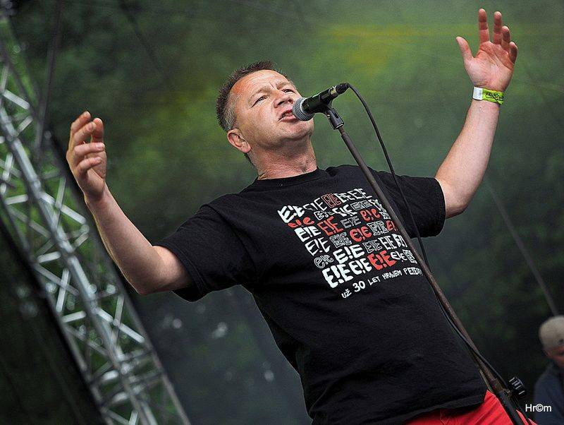 Tři sestry slavili v Braníku: Pivo teklo proudem, tančilo se pogo a vládla punková nálada