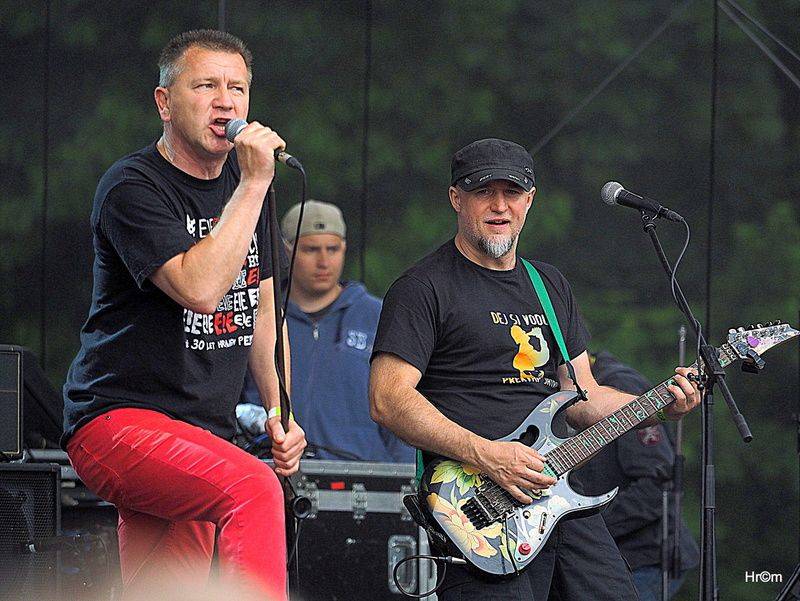 Tři sestry slavili v Braníku: Pivo teklo proudem, tančilo se pogo a vládla punková nálada