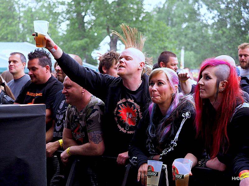 Tři sestry slavili v Braníku: Pivo teklo proudem, tančilo se pogo a vládla punková nálada