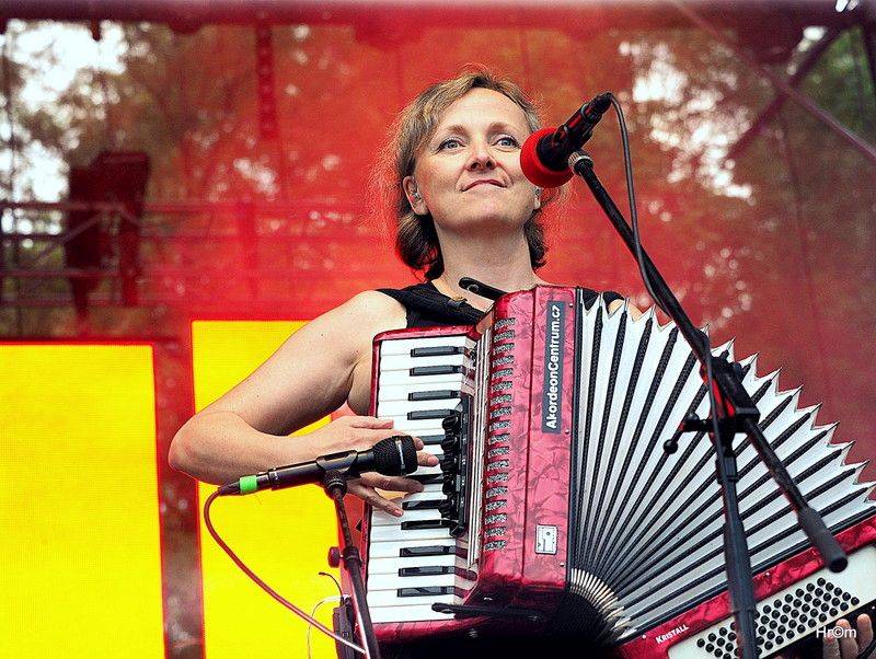 Tři sestry slavili v Braníku: Pivo teklo proudem, tančilo se pogo a vládla punková nálada