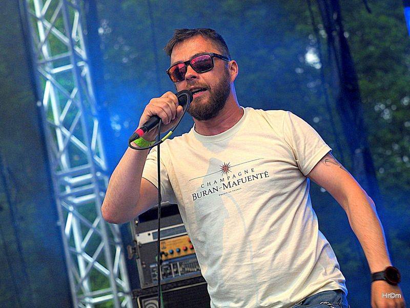 Tři sestry slavili v Braníku: Pivo teklo proudem, tančilo se pogo a vládla punková nálada