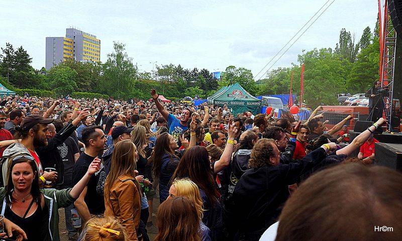 Tři sestry slavili v Braníku: Pivo teklo proudem, tančilo se pogo a vládla punková nálada