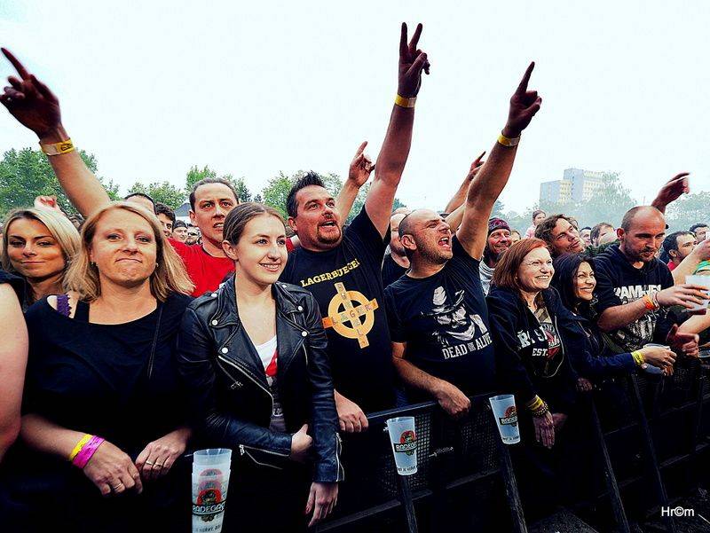 Tři sestry slavili v Braníku: Pivo teklo proudem, tančilo se pogo a vládla punková nálada