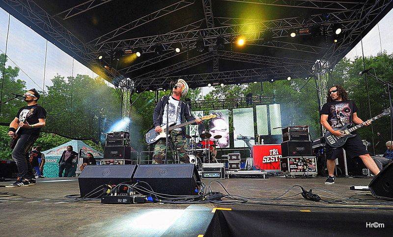 Tři sestry slavili v Braníku: Pivo teklo proudem, tančilo se pogo a vládla punková nálada