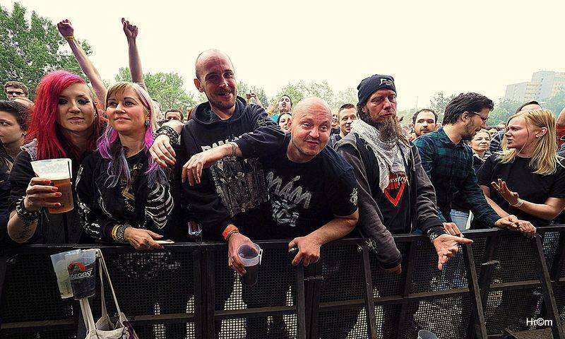 Tři sestry slavili v Braníku: Pivo teklo proudem, tančilo se pogo a vládla punková nálada