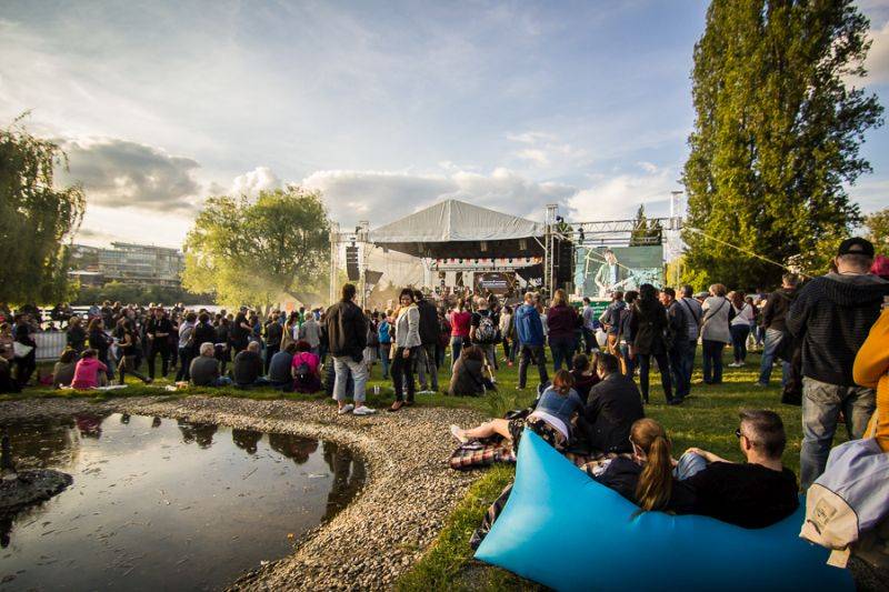 Monkey Business zavítali do Kavárny de Luxe. Ve Žlutých lázních převzali Zlatou desku