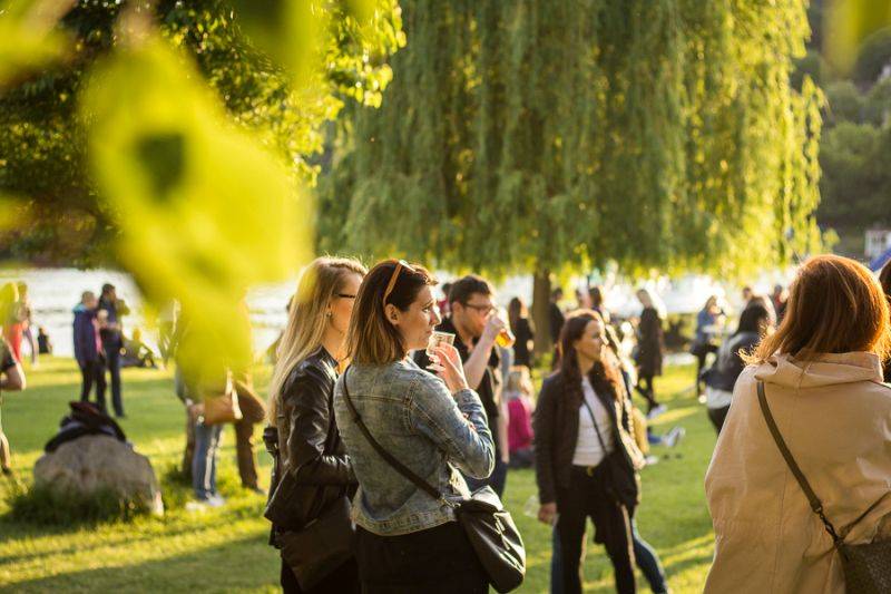 Monkey Business zavítali do Kavárny de Luxe. Ve Žlutých lázních převzali Zlatou desku