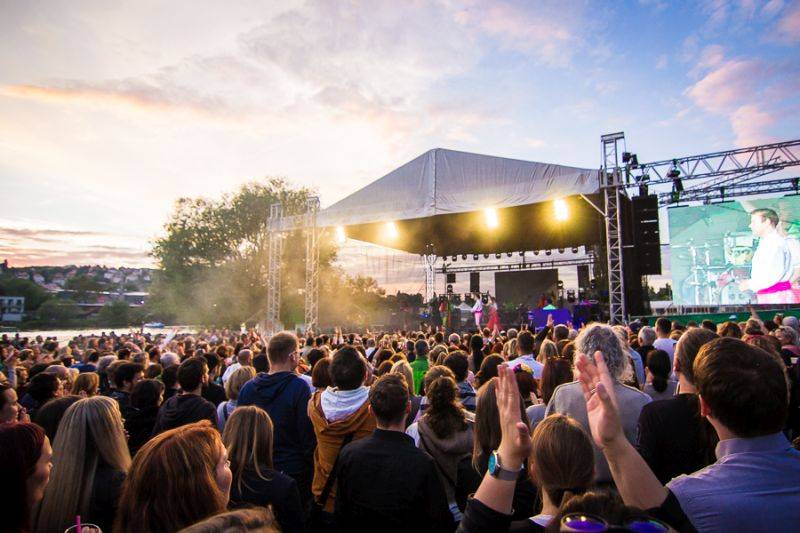 Monkey Business zavítali do Kavárny de Luxe. Ve Žlutých lázních převzali Zlatou desku