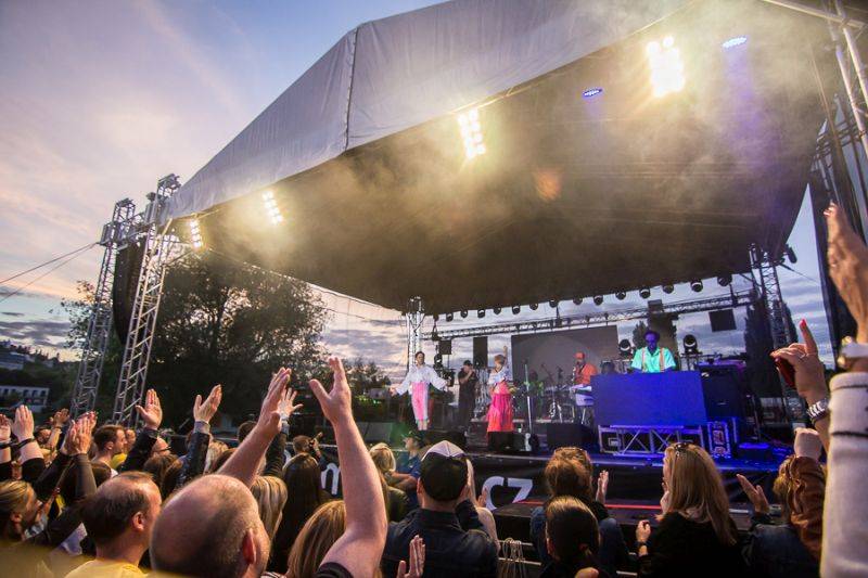 Monkey Business zavítali do Kavárny de Luxe. Ve Žlutých lázních převzali Zlatou desku