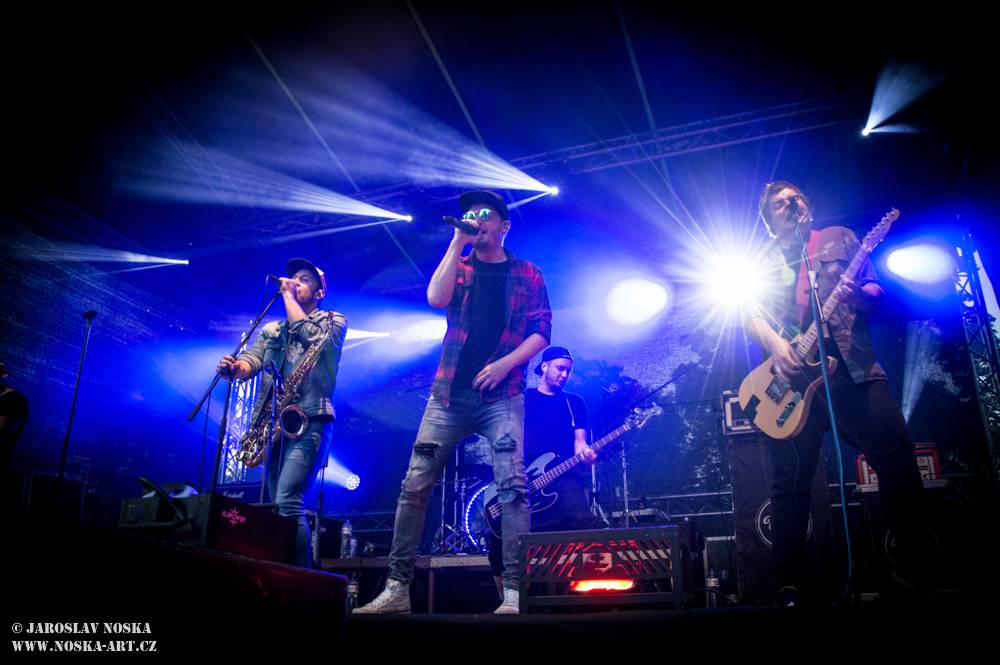 Majáles v Ostrově: Voxel, Pekař, UDG a další hráli v zámeckém parku