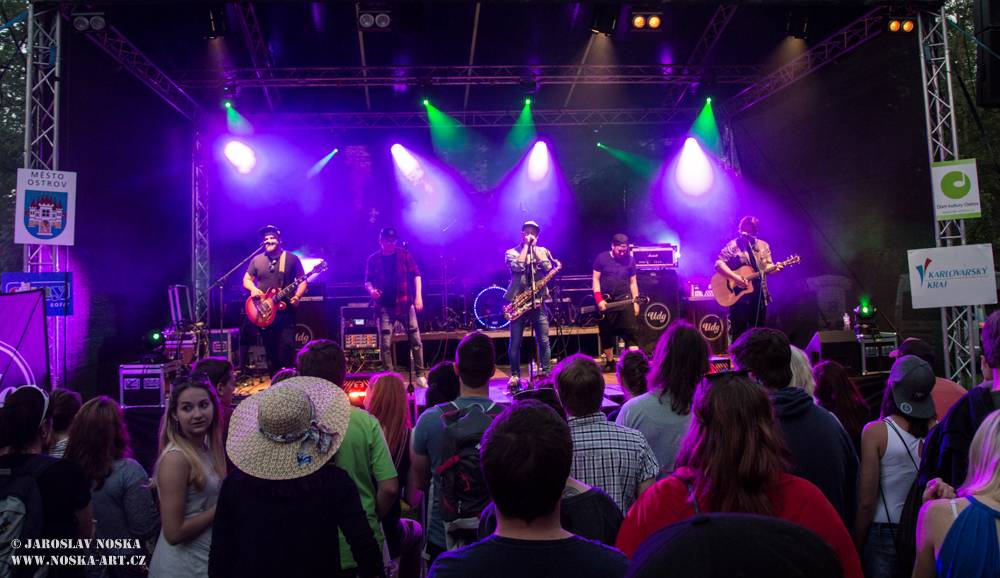 Majáles v Ostrově: Voxel, Pekař, UDG a další hráli v zámeckém parku