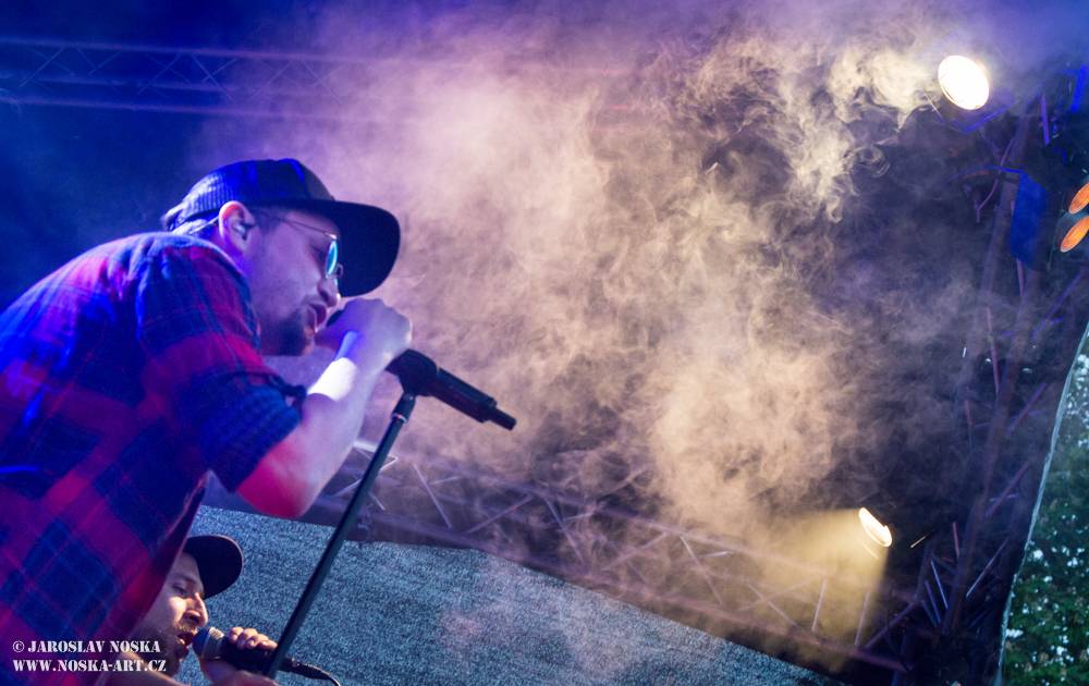 Majáles v Ostrově: Voxel, Pekař, UDG a další hráli v zámeckém parku