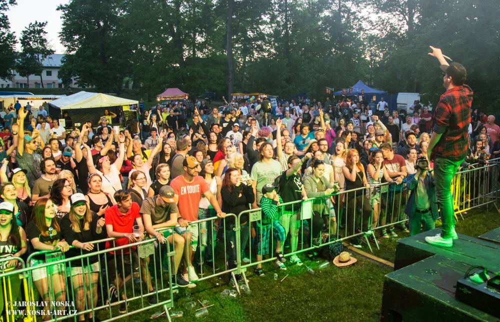 Majáles v Ostrově: Voxel, Pekař, UDG a další hráli v zámeckém parku