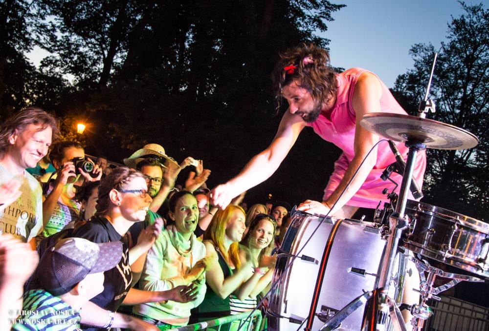 Majáles v Ostrově: Voxel, Pekař, UDG a další hráli v zámeckém parku