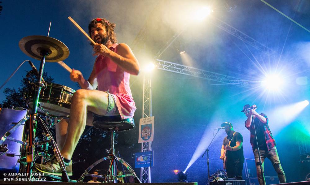 Majáles v Ostrově: Voxel, Pekař, UDG a další hráli v zámeckém parku