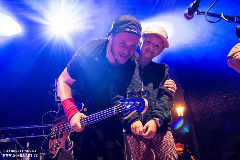 Majáles v Ostrově: Voxel, Pekař, UDG a další hráli v zámeckém parku