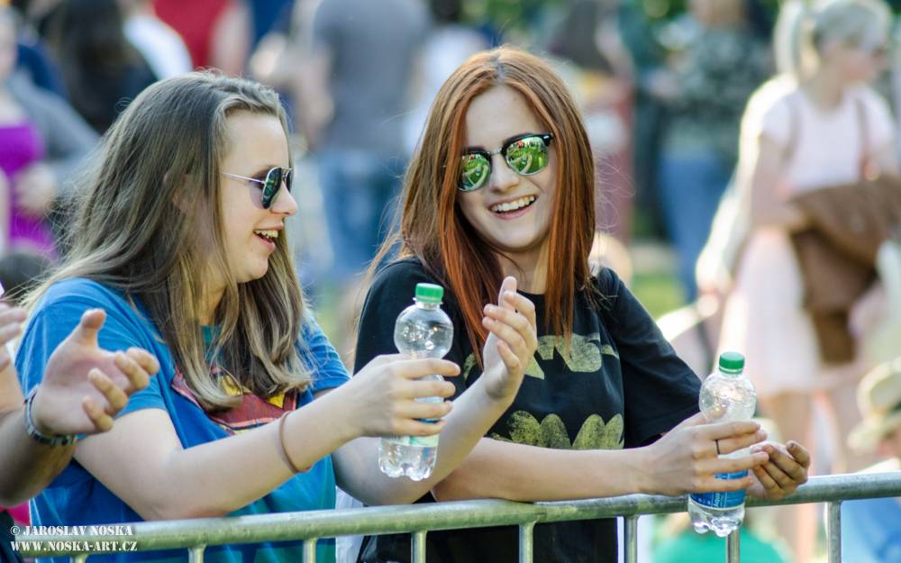 Majáles v Ostrově: Voxel, Pekař, UDG a další hráli v zámeckém parku