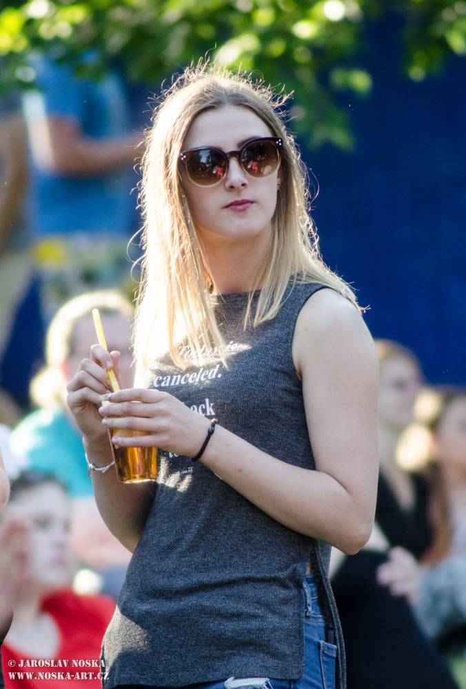 Majáles v Ostrově: Voxel, Pekař, UDG a další hráli v zámeckém parku