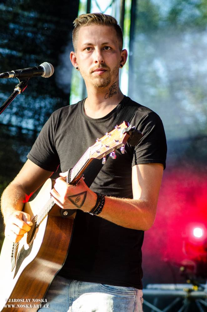 Majáles v Ostrově: Voxel, Pekař, UDG a další hráli v zámeckém parku