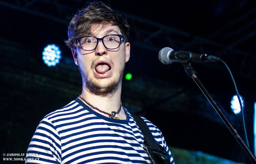 Majáles v Ostrově: Voxel, Pekař, UDG a další hráli v zámeckém parku