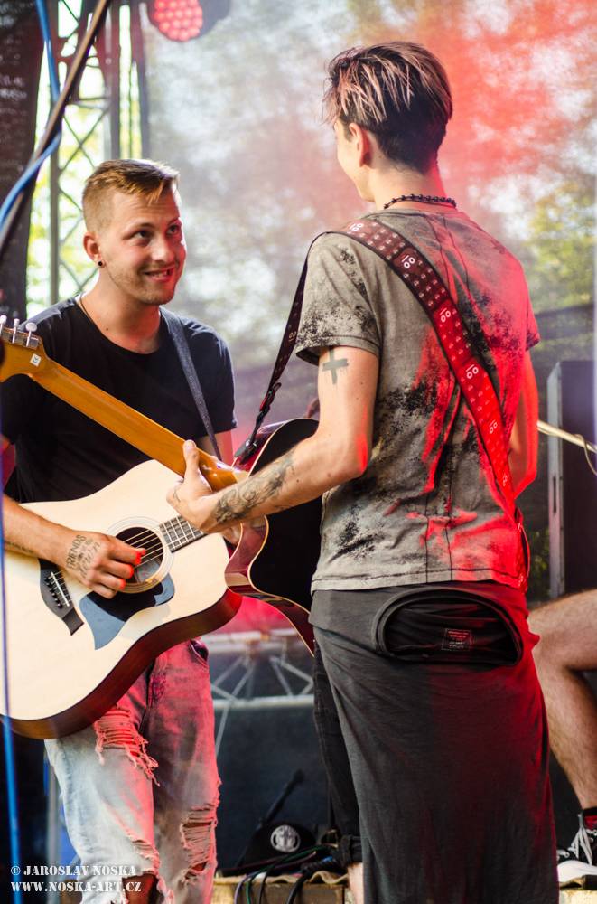 Majáles v Ostrově: Voxel, Pekař, UDG a další hráli v zámeckém parku