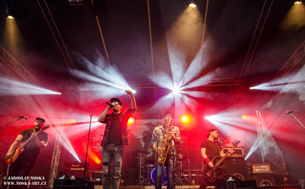 Majáles v Ostrově: Voxel, Pekař, UDG a další hráli v zámeckém parku