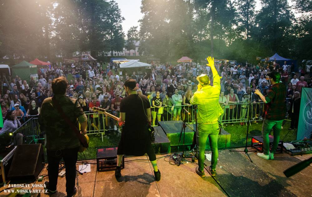 Majáles v Ostrově: Voxel, Pekař, UDG a další hráli v zámeckém parku