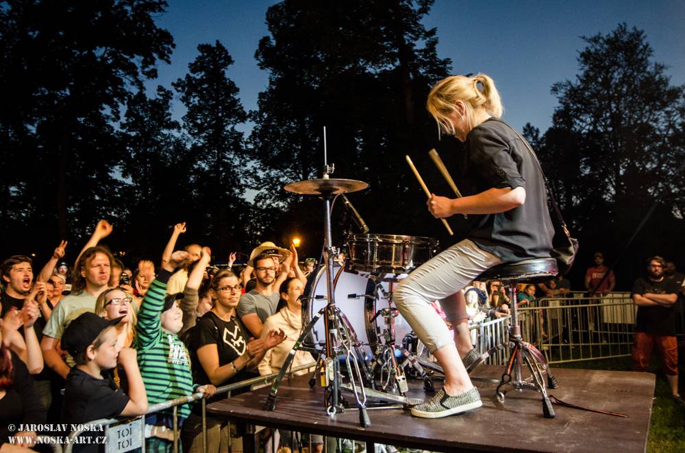 Majáles v Ostrově: Voxel, Pekař, UDG a další hráli v zámeckém parku