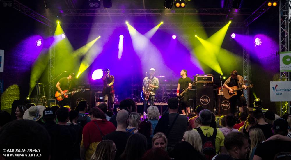 Majáles v Ostrově: Voxel, Pekař, UDG a další hráli v zámeckém parku