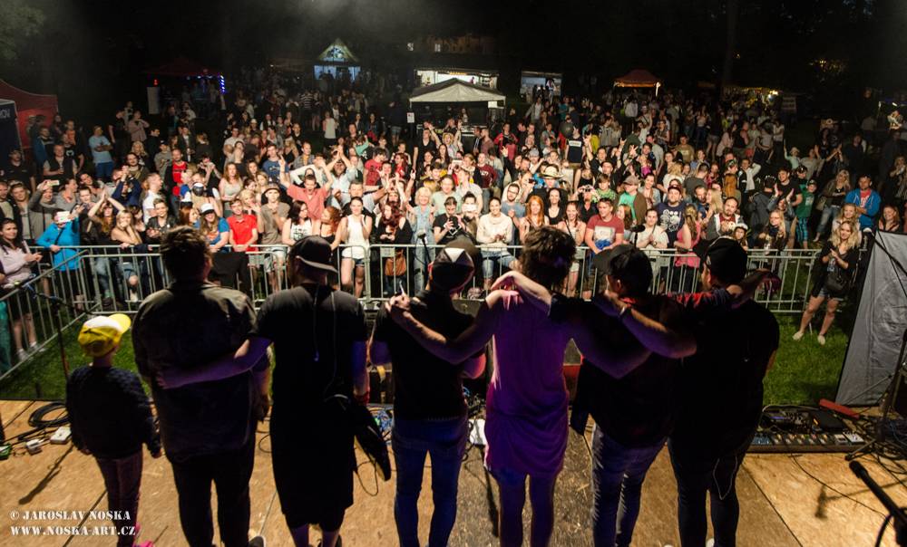 Majáles v Ostrově: Voxel, Pekař, UDG a další hráli v zámeckém parku