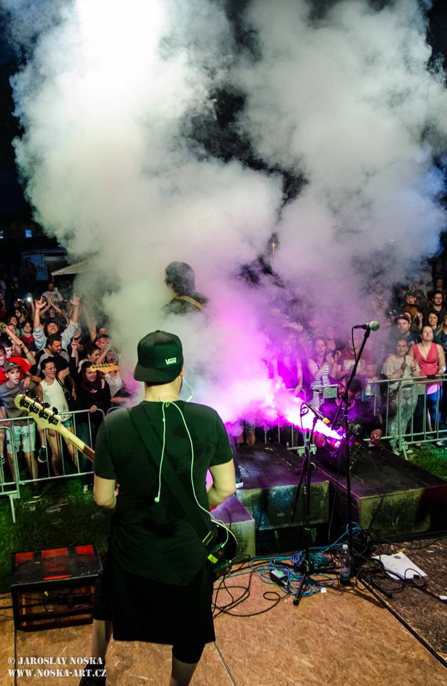 Majáles v Ostrově: Voxel, Pekař, UDG a další hráli v zámeckém parku