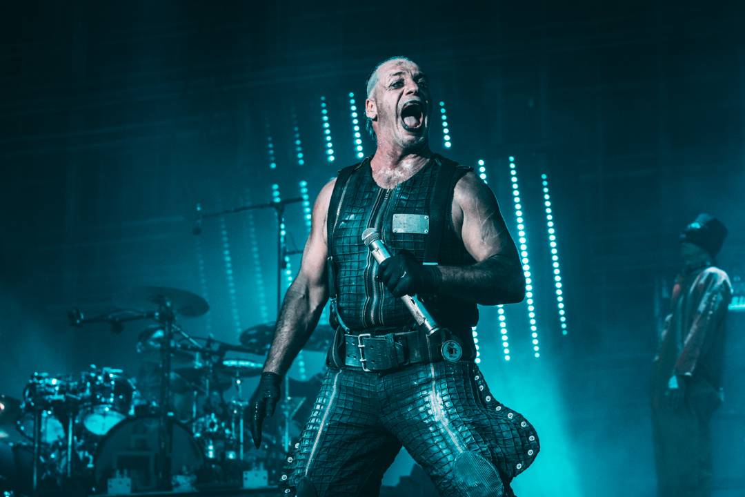 Rammstein v Praze: Provokatér Till Lindemann se jako terorista odpálil na pódiu
