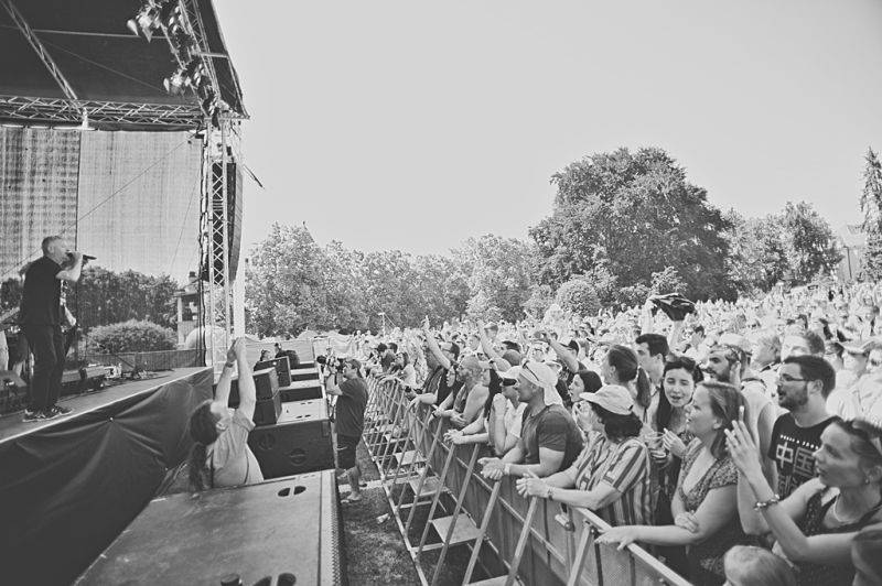 Víkend Mezi ploty: Bohnice ožily hudbou i divadlem, hráli Tomáš Klus, Aneta Langerová, Mňága a Žďorp a další