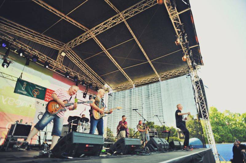 Víkend Mezi ploty: Bohnice ožily hudbou i divadlem, hráli Tomáš Klus, Aneta Langerová, Mňága a Žďorp a další