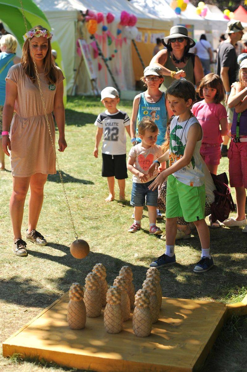 Víkend Mezi ploty: Bohnice ožily hudbou i divadlem, hráli Tomáš Klus, Aneta Langerová, Mňága a Žďorp a další