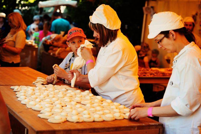Víkend Mezi ploty: Bohnice ožily hudbou i divadlem, hráli Tomáš Klus, Aneta Langerová, Mňága a Žďorp a další