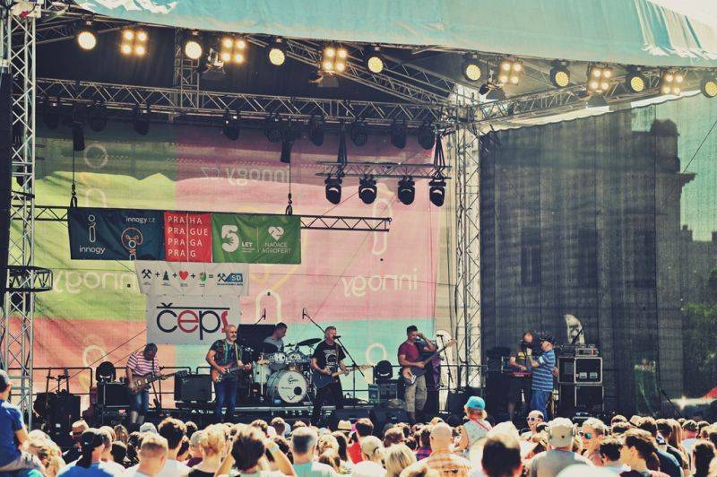 Víkend Mezi ploty: Bohnice ožily hudbou i divadlem, hráli Tomáš Klus, Aneta Langerová, Mňága a Žďorp a další