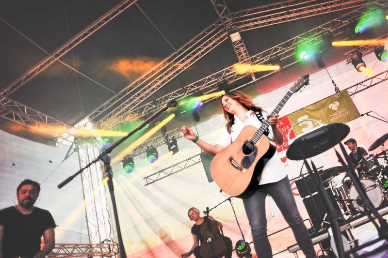 Víkend Mezi ploty: Bohnice ožily hudbou i divadlem, hráli Tomáš Klus, Aneta Langerová, Mňága a Žďorp a další