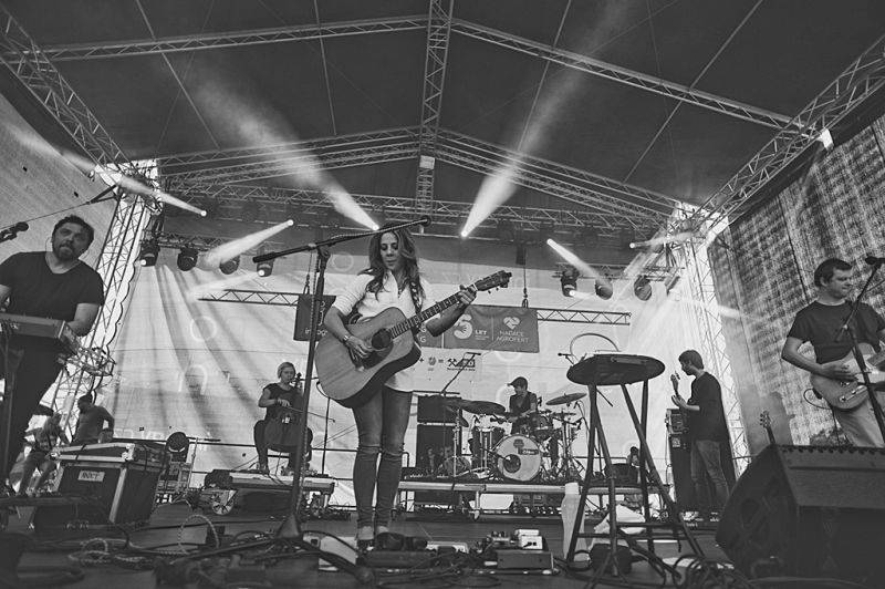 Víkend Mezi ploty: Bohnice ožily hudbou i divadlem, hráli Tomáš Klus, Aneta Langerová, Mňága a Žďorp a další