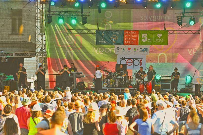 Víkend Mezi ploty: Bohnice ožily hudbou i divadlem, hráli Tomáš Klus, Aneta Langerová, Mňága a Žďorp a další