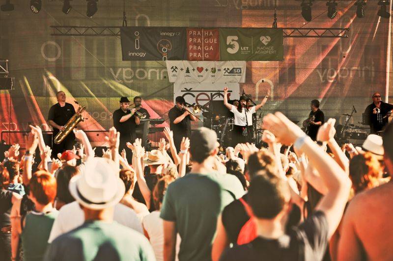 Víkend Mezi ploty: Bohnice ožily hudbou i divadlem, hráli Tomáš Klus, Aneta Langerová, Mňága a Žďorp a další