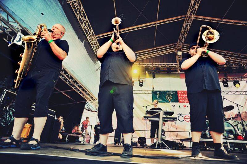 Víkend Mezi ploty: Bohnice ožily hudbou i divadlem, hráli Tomáš Klus, Aneta Langerová, Mňága a Žďorp a další