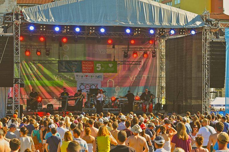 Víkend Mezi ploty: Bohnice ožily hudbou i divadlem, hráli Tomáš Klus, Aneta Langerová, Mňága a Žďorp a další