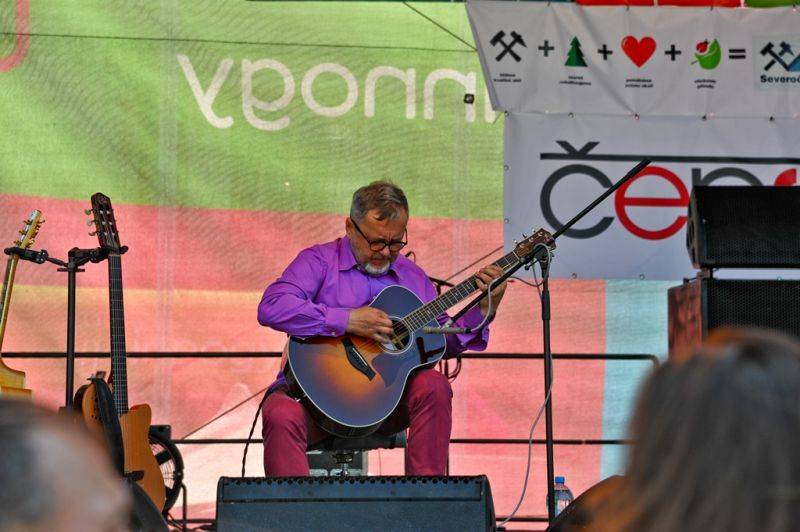 Víkend Mezi ploty: Bohnice ožily hudbou i divadlem, hráli Tomáš Klus, Aneta Langerová, Mňága a Žďorp a další