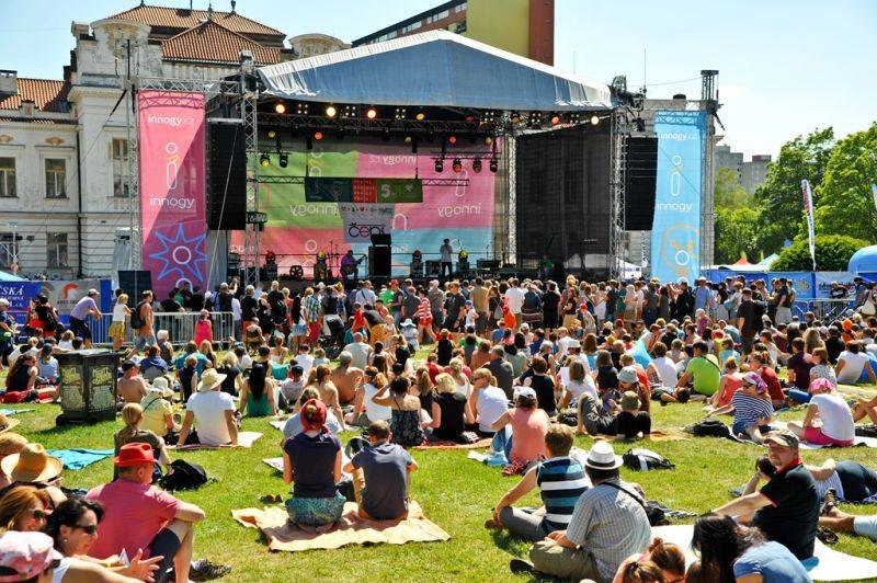 Víkend Mezi ploty: Bohnice ožily hudbou i divadlem, hráli Tomáš Klus, Aneta Langerová, Mňága a Žďorp a další