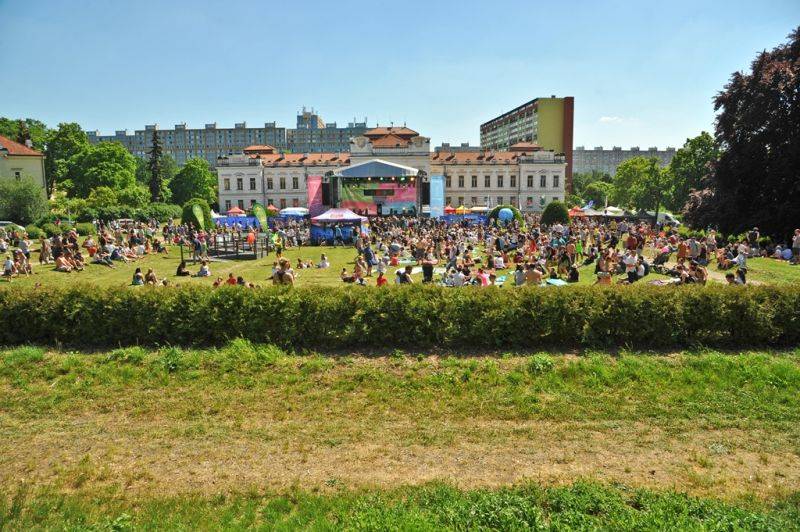 Víkend Mezi ploty: Bohnice ožily hudbou i divadlem, hráli Tomáš Klus, Aneta Langerová, Mňága a Žďorp a další