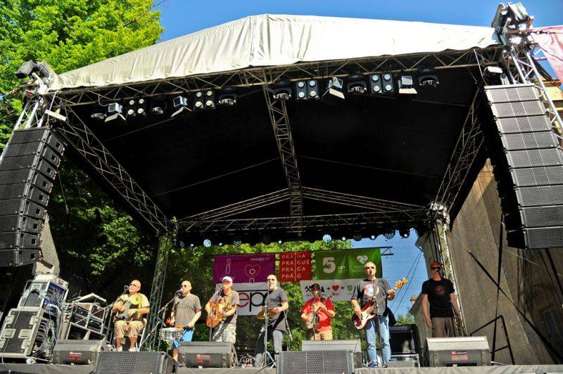 Víkend Mezi ploty: Bohnice ožily hudbou i divadlem, hráli Tomáš Klus, Aneta Langerová, Mňága a Žďorp a další