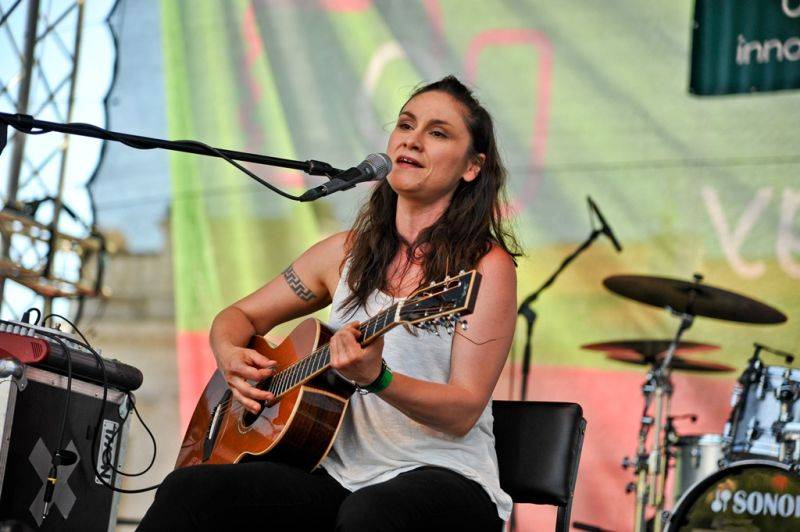 Víkend Mezi ploty: Bohnice ožily hudbou i divadlem, hráli Tomáš Klus, Aneta Langerová, Mňága a Žďorp a další