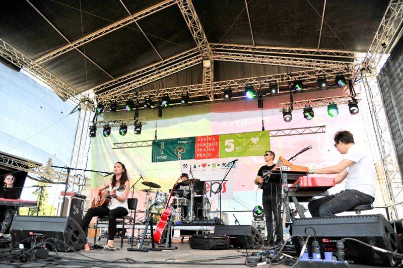 Víkend Mezi ploty: Bohnice ožily hudbou i divadlem, hráli Tomáš Klus, Aneta Langerová, Mňága a Žďorp a další