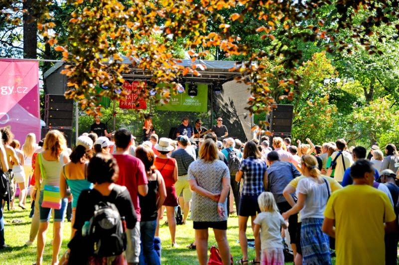 Víkend Mezi ploty: Bohnice ožily hudbou i divadlem, hráli Tomáš Klus, Aneta Langerová, Mňága a Žďorp a další